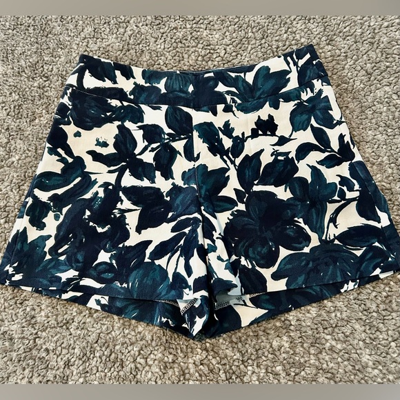 NWOT Margaret M Navy Floral High Waist Shorts - Picture 2 of 4